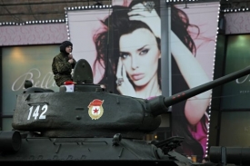 Nácvik na přehlídku k 65. výročí konce 2. světové války.