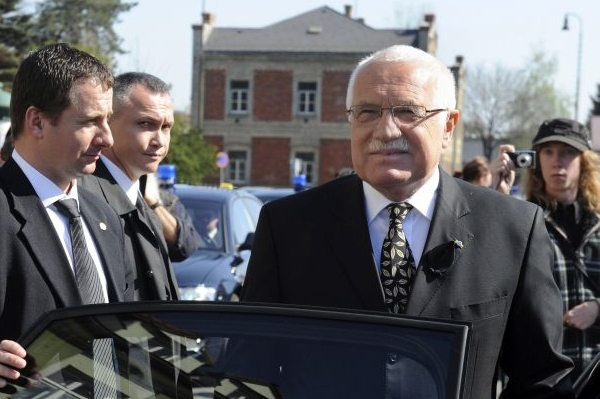 Prezident Klaus vetoval zákon o navýšení mateřské.