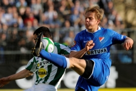 Matěj Vydra v souboji o míč.