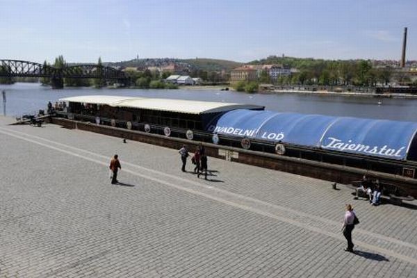 Divadelní loď Tajemství zakotvila letos u Výtoně.