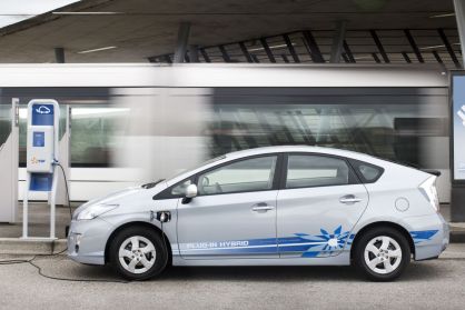Prius hybrid u stojanu.