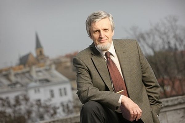 Hrozí prudký růst platů politiků, varuje ministr Šimerka.