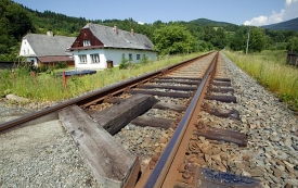 SŽDC je první firmou, která zaplatí statisíce za jedovaté pražce.