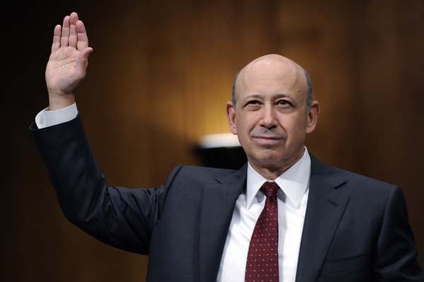 Šéf Goldman Sachs Lloyd Blankfein přísahá před vyšetřovací komisí.