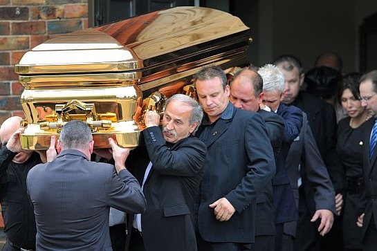 Zabiják Carl Williams byl pohřben v pozlacené rakvi.