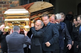 Zabiják Carl Williams byl pohřben v pozlacené rakvi.