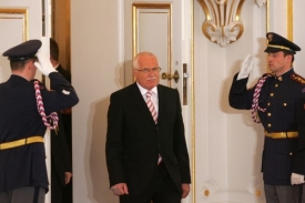 Klaus si nedovede vzpomenout na jediný názor Johna či Schwarzenberga. Klaus si nedovede vzpomenout na jediný názor Johna či Schwarzenberga.