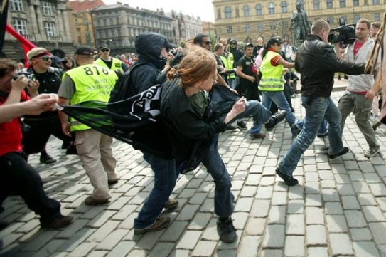 Potyčka v anarchistickém průvodu u Rudolfina.