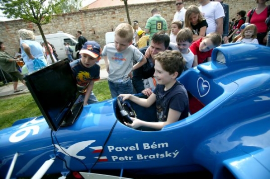 Na Petříně byla k vidění i modrá formule.