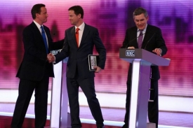 Britský premiér (vpravo) se v televizních debatách neprosadil. Britský premiér (vpravo) se v televizních debatách neprosadil.
