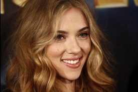 Scarlett Johansson je fanynkou Courtney Love.