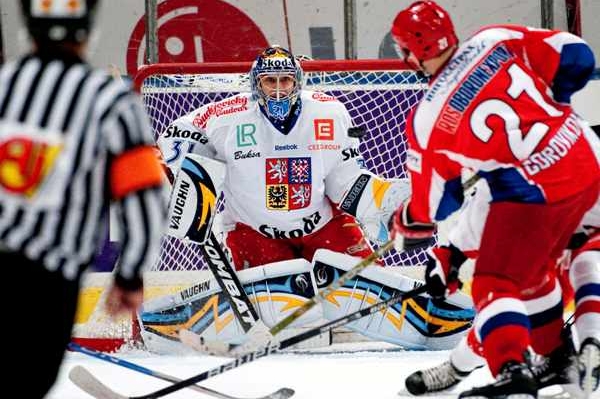 Ondřej Pavelec zastavuje ránu Konstantina Gorovikova.
