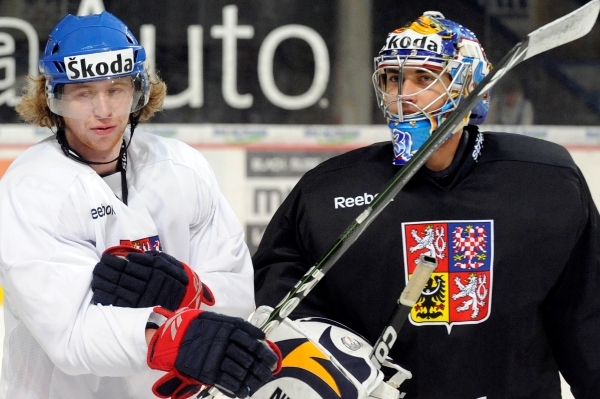 Dva přisliby pro MS, Ondřej Pavelec (vpravo) s Jakubem Voráčkem.