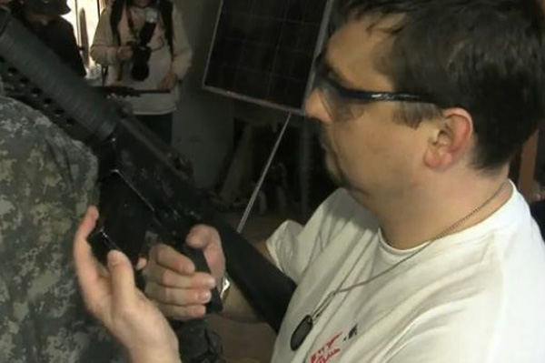 Modrý tým se cvičí ve střelbě z paintballových pistolí.