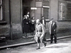 Ruský voják vyzbrojený jen puškou s bodákem, Ostravsko na konci války.