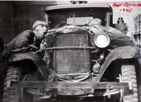 Rusové s válečnou kořistí v Ostravě, počátek května 1945.