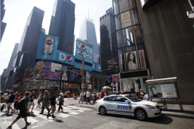 Policejní auto na Times Square poblíž místa, kde byla nalezena bomba.