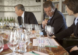 Degustace mladého vína en primeur v Bordeaux.