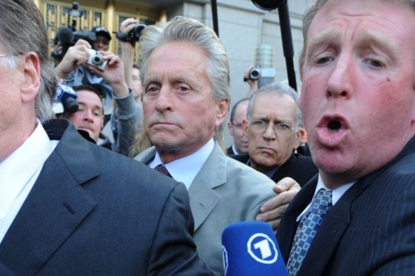 Michael Douglas odchází od soudu. Jeho syn si odsedí pět let.