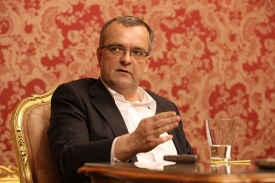S Kalouskem ne, vzkázal John.