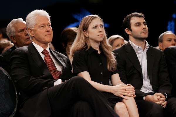 Chelsea Clintonová s otcem a snoubencem.
