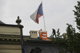 Aktivisté Greenpeace se pohodlně dostali na střechu vlády.