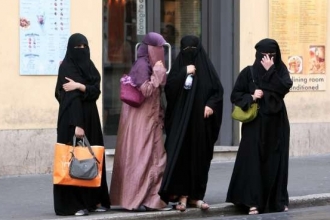 Mohamedánky v nikábu na ulicích Říma.