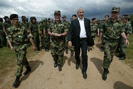 Prezident vyhlásil narkomafii válku. Tadič s vojáky.