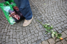 Všudypřítomné růže rozdávají kandidáti mužům i ženám. Boj o každý hlas
