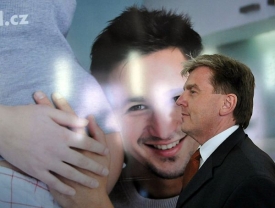 Měla to být jeho kampaň. Teď ji vede šestice neznámých mužů.