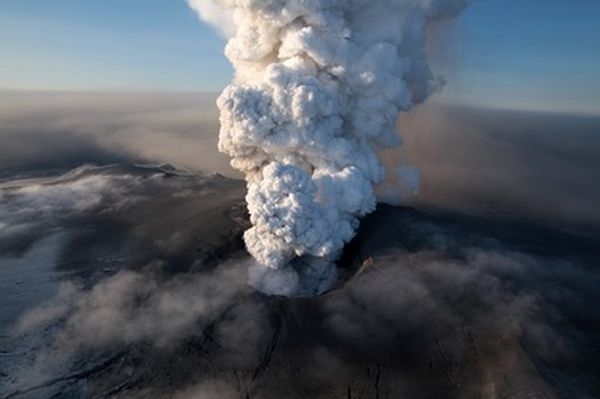 Výbuch islandské sopky zastavil provoz nad velkou částí Evropy.