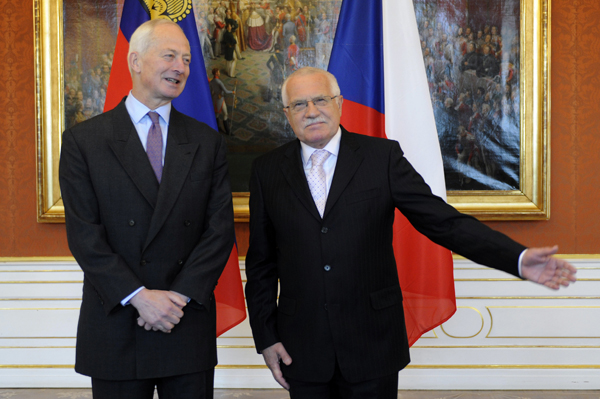 Prezident Klaus (vpravo) s lichtenštejnským knížetem Hansem Adamem II.