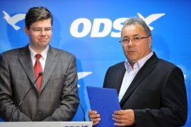 Jiří Pospíšil a Luděk Kvapil (vpravo) na tiskové konferenci.