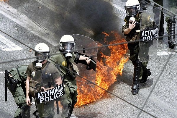 Zápalné lahve létají na policisty.