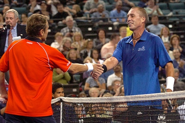 Ivan Lendl se s Matsem Wilanderem (vlevo) představí v Ostravě.