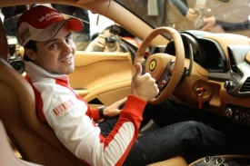 Felipe Massa v novém Ferrari 458 Italia.