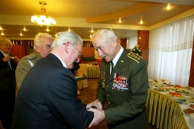 Bývalý tankista Mikuláš Končický (vpravo).