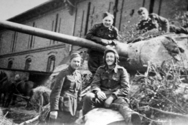Mikuláš Končický na svém tanku (vpravo dole), duben 1945.