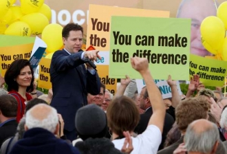 Clegg mezi svými příunivci v Eastbourne.