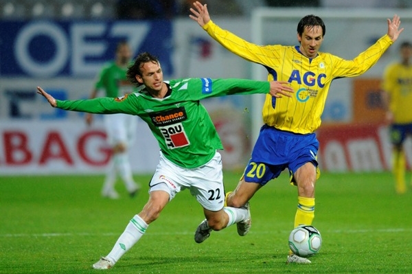 Domácí hráč Marek Jarolím (vlevo) a Milan Matula z Teplic.