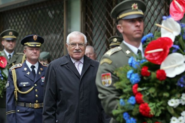 Václav Klaus vzpomínal na hrdisntví Pražanů při povstání.