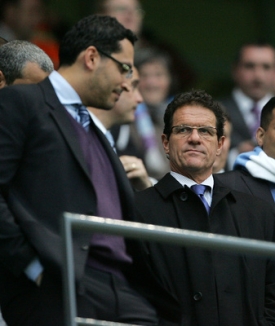 Mubarak (vlevo) vypadal poř&aacute;dně nasupeně. Vpravo Fabio Capello.
