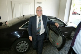 Finančník Zdeněk Bakala neuspěl se svou žalobou na Zaorálka. Finančník Zdeněk Bakala neuspěl se svou žalobou na Zaorálka.