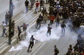 Pouliční demonstrace nabraly divoký spád. Pouliční demonstrace nabraly divoký spád.