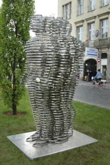Polský golem měl stát uprostřed chodníku.