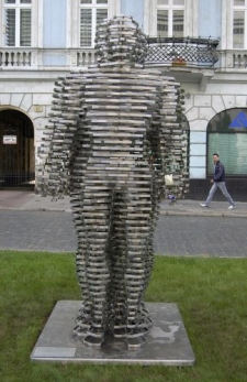 Rozfázovaná postava bez tváře - to je golem.