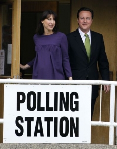 Favorit britských voleb konzervativec David Cameron s manželkou.