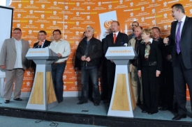 Vedení ČSSD 6. května v Praze na mimořádné tiskové konferenci.