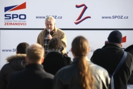 Do sněmovny míří podle průzkumu i zemanovci.