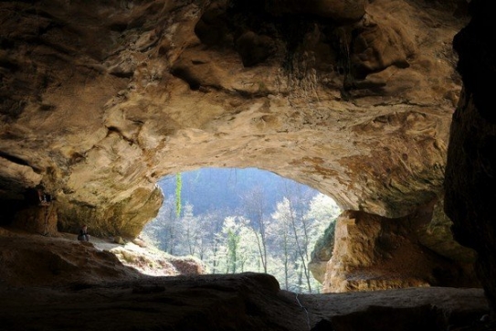 Jeskyně Vindija. Neandertálci ji obývali před 38 tisíci let. Jeskyně Vindija. Neandertálci ji obývali před 38 tisíci let.